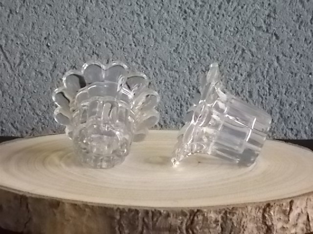 Bougeoir "Queen", en verre moulé. Forme Fleur, pétales bombées festonnées, corps cannelé. Verrerie Borgonovo Glass Compagny