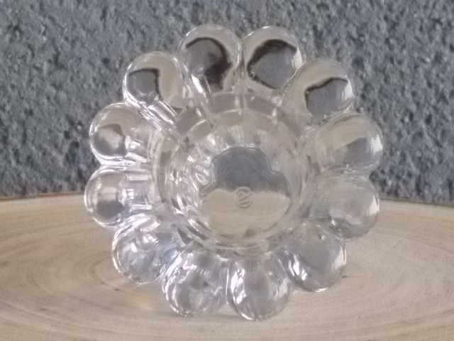 Bougeoir "Queen", en verre moulé. Forme Fleur, pétales bombées festonnées, corps cannelé. Verrerie Borgonovo Glass Compagny
