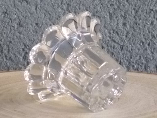 Bougeoir "Queen", en verre moulé. Forme Fleur, pétales bombées festonnées, corps cannelé. Verrerie Borgonovo Glass Compagny