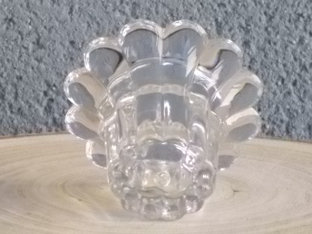 Bougeoir "Queen", en verre moulé. Forme Fleur, pétales bombées festonnées, corps cannelé. Verrerie Borgonovo Glass Compagny
