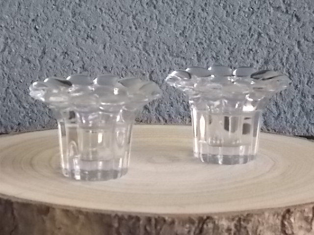Bougeoir "Queen", en verre moulé. Forme Fleur, pétales bombées festonnées, corps cannelé. Verrerie Borgonovo Glass Compagny