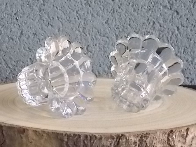 Bougeoir "Queen", en verre moulé. Forme Fleur, pétales bombées festonnées, corps cannelé. Verrerie Borgonovo Glass Compagny