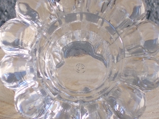 Bougeoir "Queen", en verre moulé. Forme Fleur, pétales bombées festonnées, corps cannelé. Verrerie Borgonovo Glass Compagny