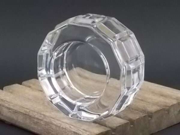 Bougeoir en Cristallin (sans Plomb) translucide moulé. Forme cylindrique facetté, ceinturé de cabochon. De la marque Cristal d'Arques, du groupe Arc