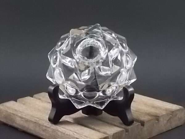 Bougeoir en verre moulé. Forme ronde, coupelle sur socle étoilé. De Verreries Mécaniques Champenoise Reims France