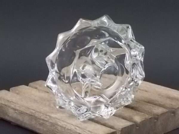 Bougeoir en verre moulé. Forme ronde, coupelle sur socle étoilé. De Verreries Mécaniques Champenoise Reims France