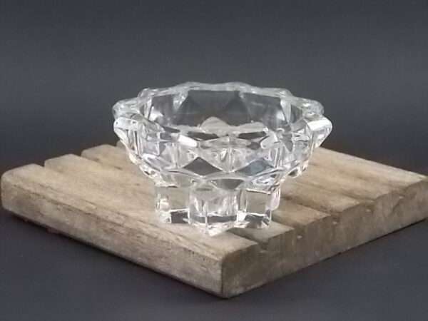 Bougeoir en verre moulé. Forme ronde, coupelle sur socle étoilé. De Verreries Mécaniques Champenoise Reims France