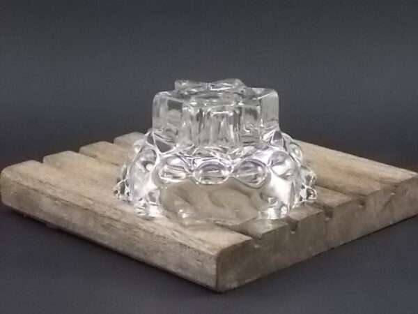 Bougeoir en verre moulé. Forme ronde, coupelle sur socle étoilé. De Verreries Mécaniques Champenoise Reims France