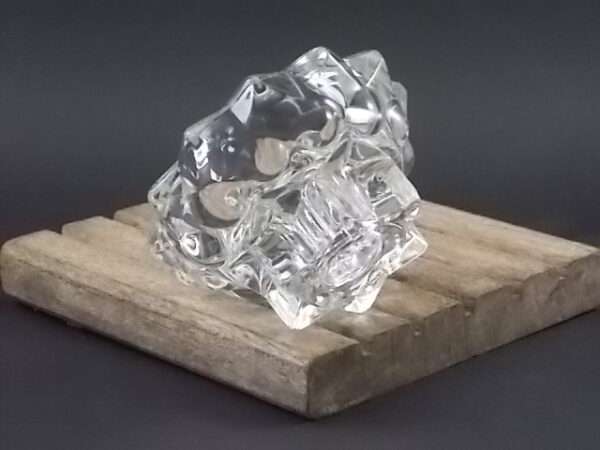 Bougeoir en verre moulé. Forme ronde, coupelle sur socle étoilé. De Verreries Mécaniques Champenoise Reims France
