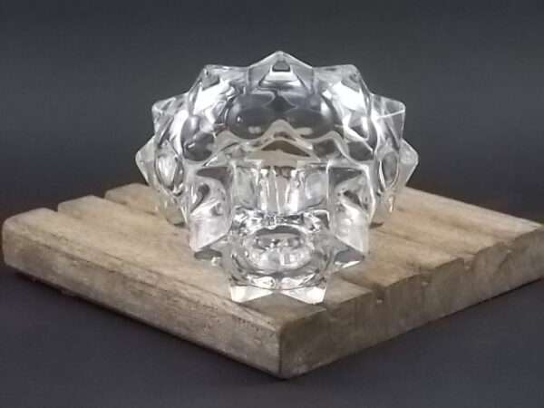 Bougeoir en verre moulé. Forme ronde, coupelle sur socle étoilé. De Verreries Mécaniques Champenoise Reims France