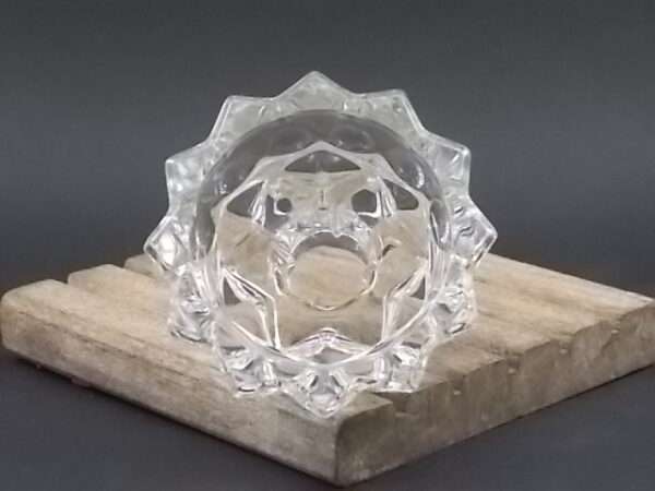 Bougeoir en verre moulé. Forme ronde, coupelle sur socle étoilé. De Verreries Mécaniques Champenoise Reims France