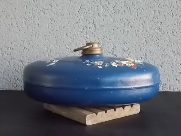 Bouillotte de Lit Oblongue, en Zinc et Laiton. Décors peint à la main de motif floral et fruitier sur fond Bleu.