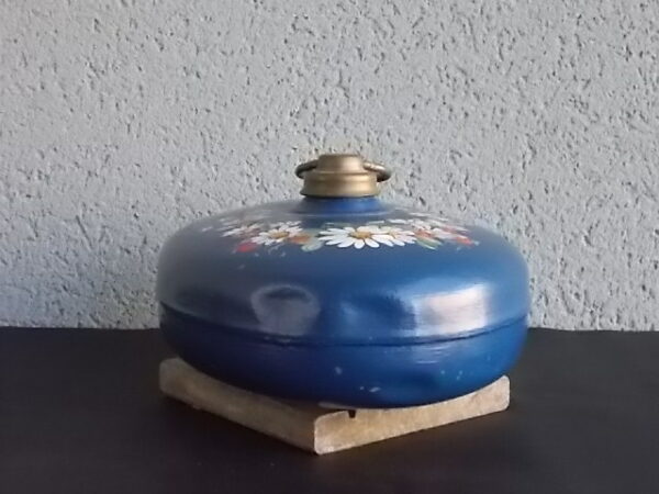 Bouillotte de Lit Oblongue, en Zinc et Laiton. Décors peint à la main de motif floral et fruitier sur fond Bleu.