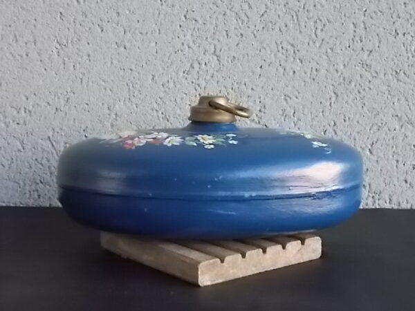 Bouillotte de Lit Oblongue, en Zinc et Laiton. Décors peint à la main de motif floral et fruitier sur fond Bleu.