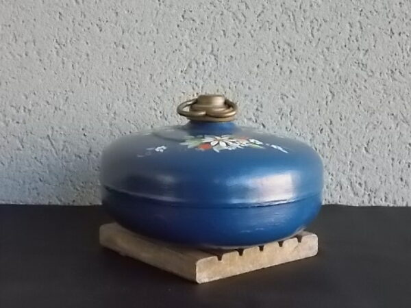 Bouillotte de Lit Oblongue, en Zinc et Laiton. Décors peint à la main de motif floral et fruitier sur fond Bleu.