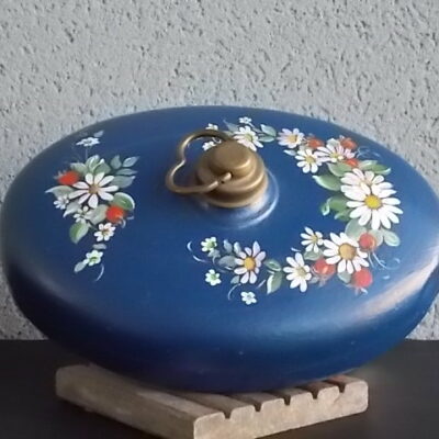Bouillotte de Lit Oblongue, en Zinc et Laiton. Décors peint à la main de motif floral et fruitier sur fond Bleu.