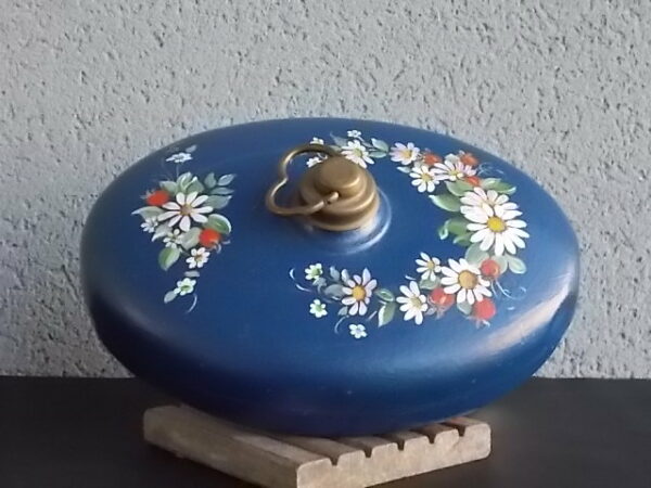 Bouillotte de Lit Oblongue, en Zinc et Laiton. Décors peint à la main de motif floral et fruitier sur fond Bleu.