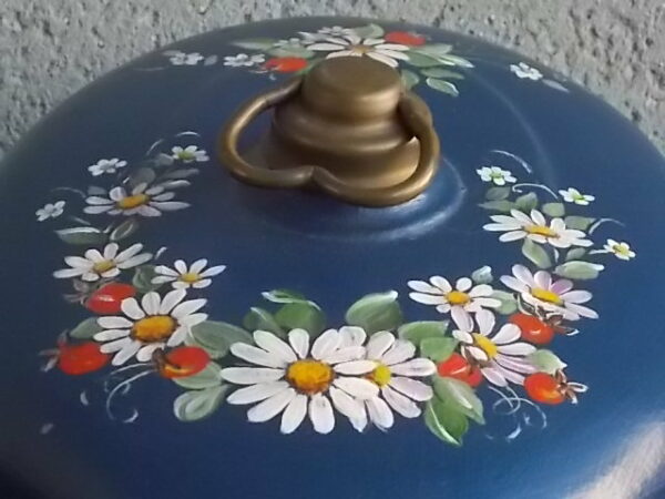 Bouillotte de Lit Oblongue, en Zinc et Laiton. Décors peint à la main de motif floral et fruitier sur fond Bleu.