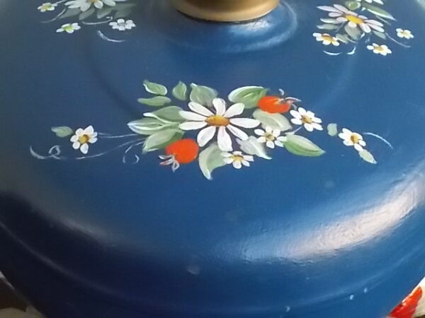 Bouillotte de Lit Oblongue, en Zinc et Laiton. Décors peint à la main de motif floral et fruitier sur fond Bleu.