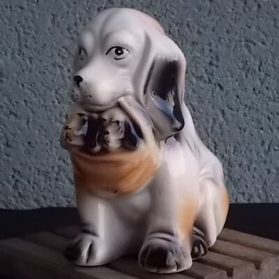 Petit cache pot "Chien avec ses chiots"" en céramique Blanche, Noire et Marron. Modèle 9405A. Année 80. Made in Taiwan.