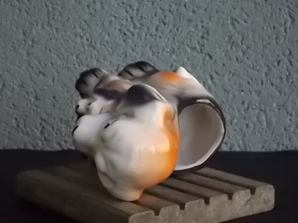 Petit cache pot "Chien avec ses chiots"" en céramique Blanche, Noire et Marron. Modèle 9405A. Année 80. Made in Taiwan.