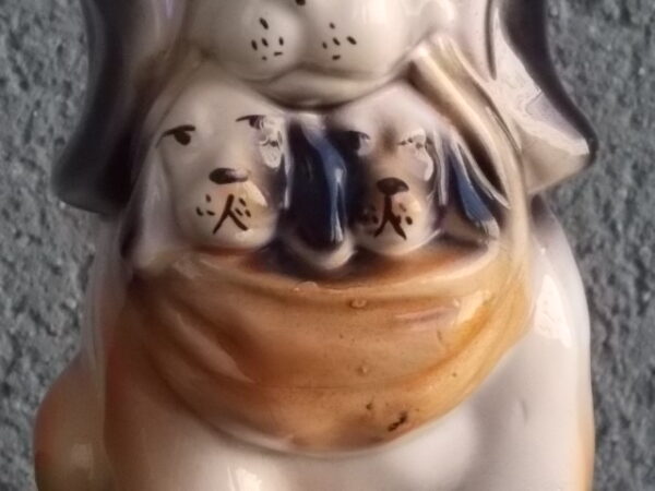 Petit cache pot "Chien avec ses chiots"" en céramique Blanche, Noire et Marron. Modèle 9405A. Année 80. Made in Taiwan.