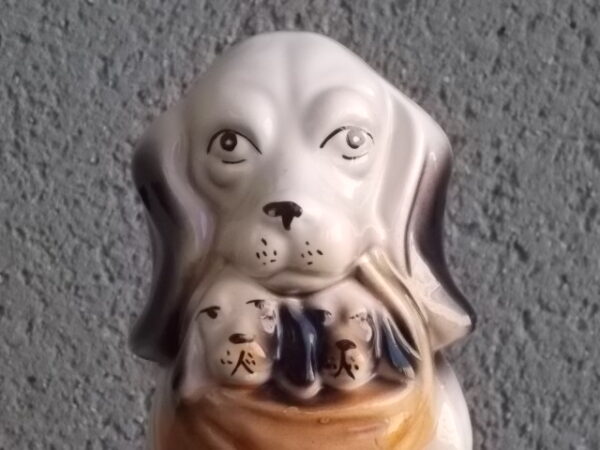 Petit cache pot "Chien avec ses chiots"" en céramique Blanche, Noire et Marron. Modèle 9405A. Année 80. Made in Taiwan.
