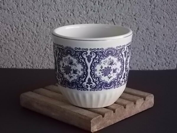 Cache pot "Delfts", en céramique Blanche, à motif floral Bleu. De Frankton C.V Tegelen. Made in Holland