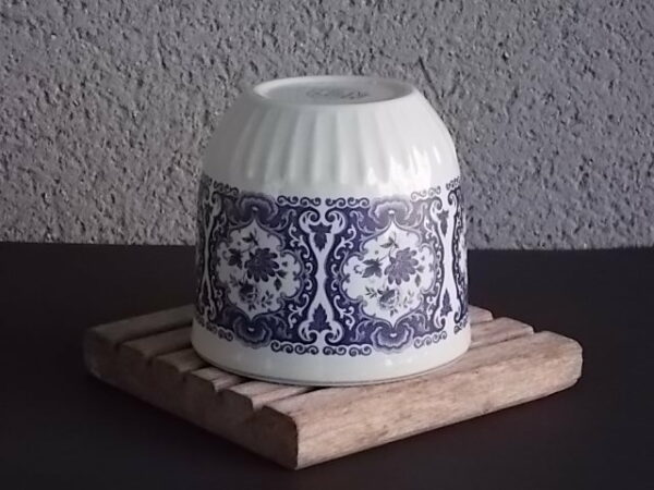 Cache pot "Delfts", en céramique Blanche, à motif floral Bleu. De Frankton C.V Tegelen. Made in Holland