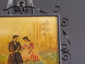 Cadre "Romantique" en Fer Forgé noir. Décors de Vandermeulen L. peint à la main sur carreaux de faience Marcke. Made in Belgium.