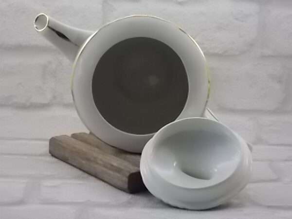 Cafetière piédouche festonné "Chaillot", en faïence Blanche à plissé 3 plis. Décors floral et liseré en dorure. De la faïencerie Moulin des Loups Orchies