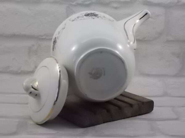 Cafetière piédouche festonné "Chaillot", en faïence Blanche à plissé 3 plis. Décors floral et liseré en dorure. De la faïencerie Moulin des Loups Orchies