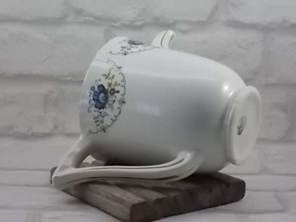 Cafetière piédouche festonné "Chaillot", en faïence Blanche à plissé 3 plis. Décors floral et liseré en dorure. De la faïencerie Moulin des Loups Orchies