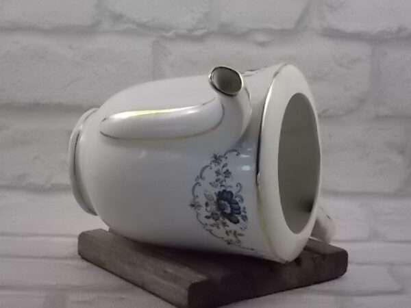 Cafetière piédouche festonné "Chaillot", en faïence Blanche à plissé 3 plis. Décors floral et liseré en dorure. De la faïencerie Moulin des Loups Orchies