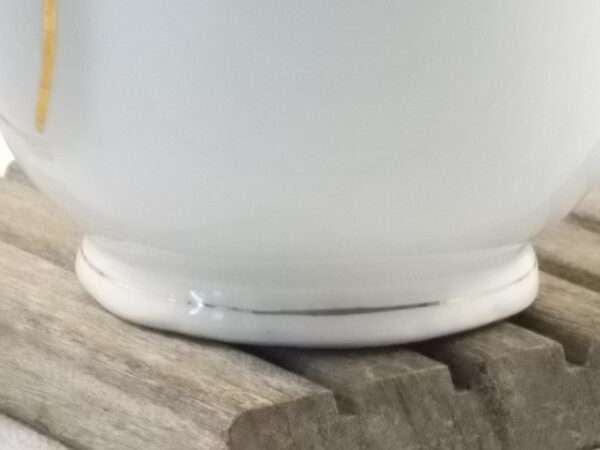Cafetière piédouche festonné "Chaillot", en faïence Blanche à plissé 3 plis. Décors floral et liseré en dorure. De la faïencerie Moulin des Loups Orchies