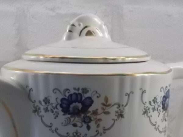 Cafetière piédouche festonné "Chaillot", en faïence Blanche à plissé 3 plis. Décors floral et liseré en dorure. De la faïencerie Moulin des Loups Orchies