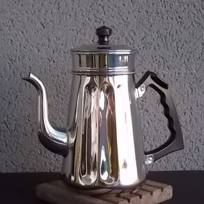 Cafetière filtre "Alsa" Marque déposé, en cuivre pur nickel" chromé. Décors cotes plates, bec verseur forme trompe. Poignée et bouton en Bakélite Noire. Des Ets Baumlin.