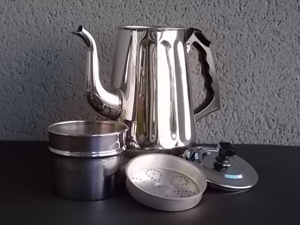 Cafetière filtre "Alsa" Marque déposé, en cuivre pur nickel" chromé. Décors cotes plates, bec verseur forme trompe. Poignée et bouton en Bakélite Noire. Des Ets Baumlin.