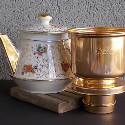 Cafetière en porcelaine Blanche, à motif floral et dorure, décors sur Berry et Limoges. Filtre "Salam" en Aluminium Doré. De la faïencerie L. Marin -Laflèche