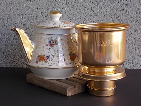 Cafetière en porcelaine Blanche, à motif floral et dorure, décors sur Berry et Limoges. Filtre "Salam" en Aluminium Doré. De la faïencerie L. Marin -Laflèche