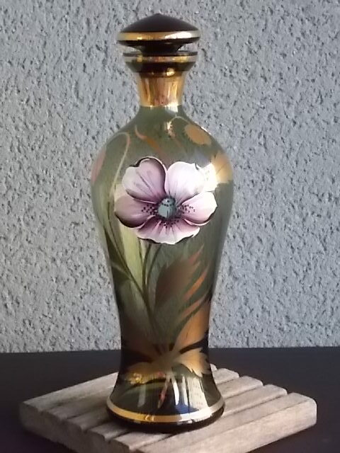 Carafe "Pavot" en cristal soufflé teinté à motif floral émaillé et dorure. De la Verrerie Bohèmia.