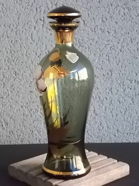 Carafe "Pavot" en cristal soufflé teinté à motif floral émaillé et dorure. De la Verrerie Bohèmia.