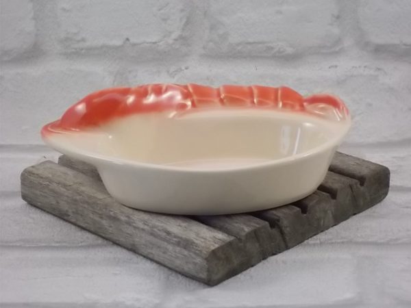 Cassolette "Écrevisse" en céramique grès fin émaillé Crème et Saumon. Plat ovale bordé d'une écrevisse. De Charles Armand.