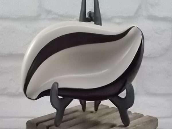 Cendrier "6102-B", en céramique bicolore Blanc et Noir irisé. Extrémités en repose cigarette. De La Manufacture Verceram