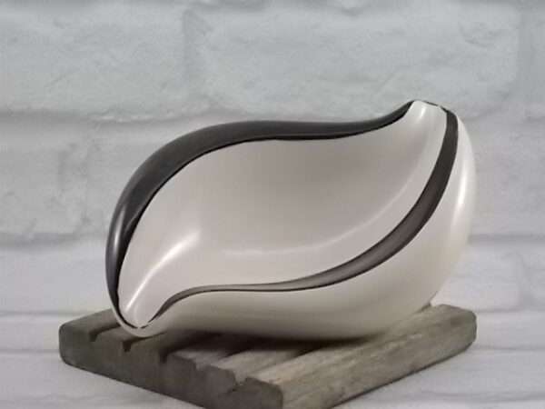 Cendrier "6102-B", en céramique bicolore Blanc et Noir irisé. Extrémités en repose cigarette. De La Manufacture Verceram