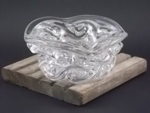 Cendrier "Aladin" en cristal. Rond à col quadrilobé pincé pour repose cigarette. Décors d'une double rangée de volutes. De la maison Baccarat.