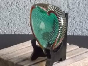 Cendrier "Cœur" en verre soufflé à inclusion de bulles, teinté Sommerso Vert et Ambre. Style Murano. Année 60/70