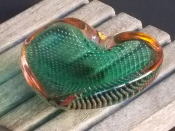 Cendrier "Cœur" en verre soufflé à inclusion de bulles, teinté Sommerso Vert et Ambre. Style Murano. Année 60/70