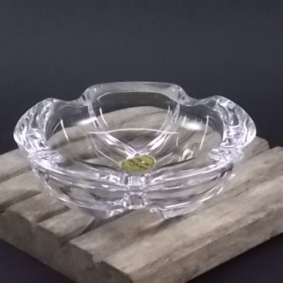 Cendrier "Lude" en cristal garanti plus de 24 % de Plomb. Forme ronde avec 5 repose cigarette.De la Cristallerie d'Arques.