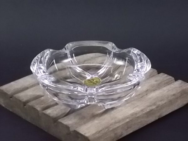 Cendrier "Lude" en cristal garanti plus de 24 % de Plomb. Forme ronde avec 5 repose cigarette.De la Cristallerie d'Arques.